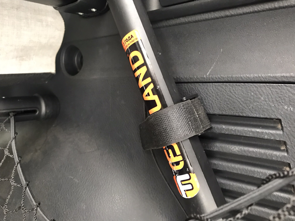Дополнительные крепления в багажнике — Toyota RAV4 (III), 2 л, 2006 ...