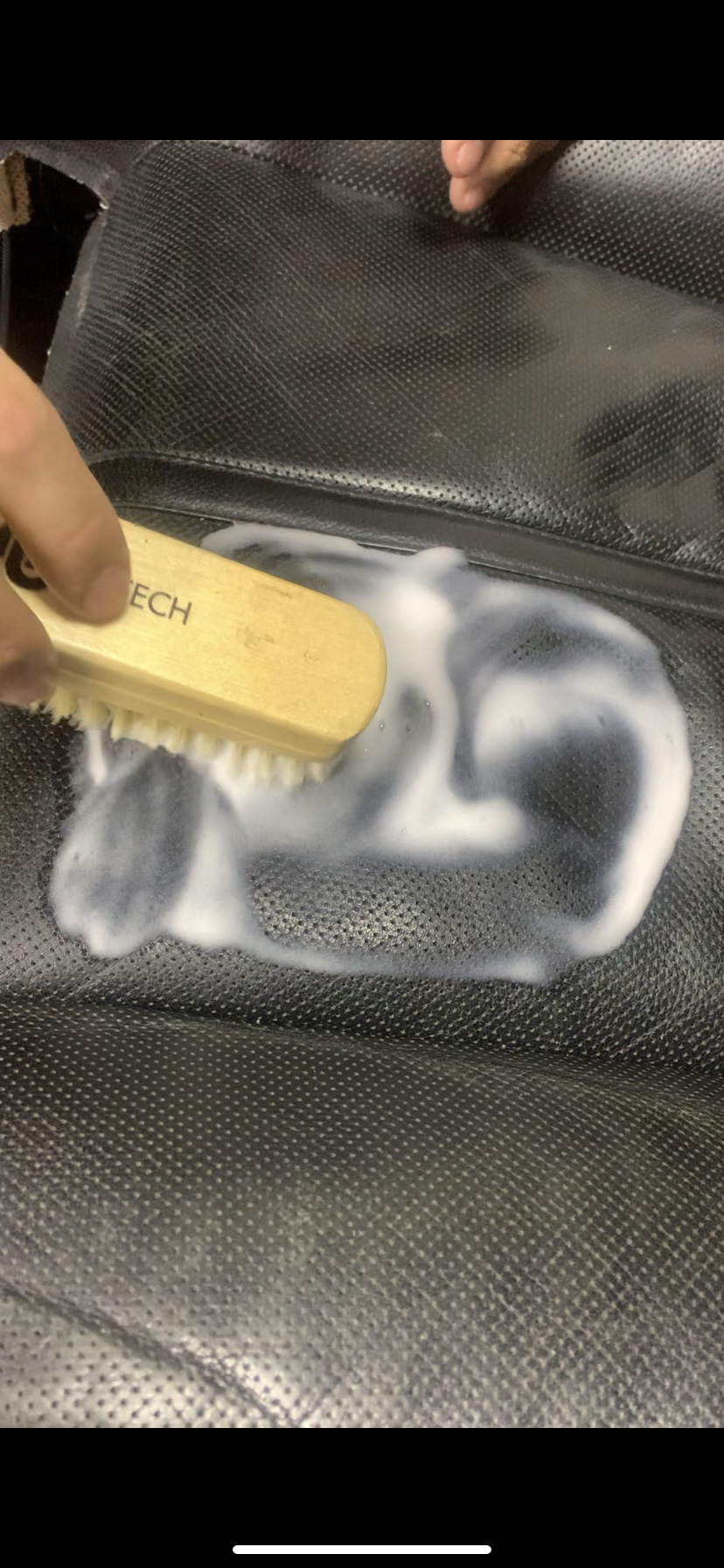 Название химии не знаю, нашёл в детейлинге, но химия крутая, счищает все на раз, а главное кожа после неё становится очень мягкой и нежной, как в новой машине. — BMW 7 series (E65/E66)