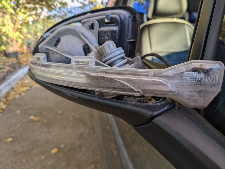 Замена повторителя поворота в зекрале — Volkswagen Golf Mk7, 1,2 л ...