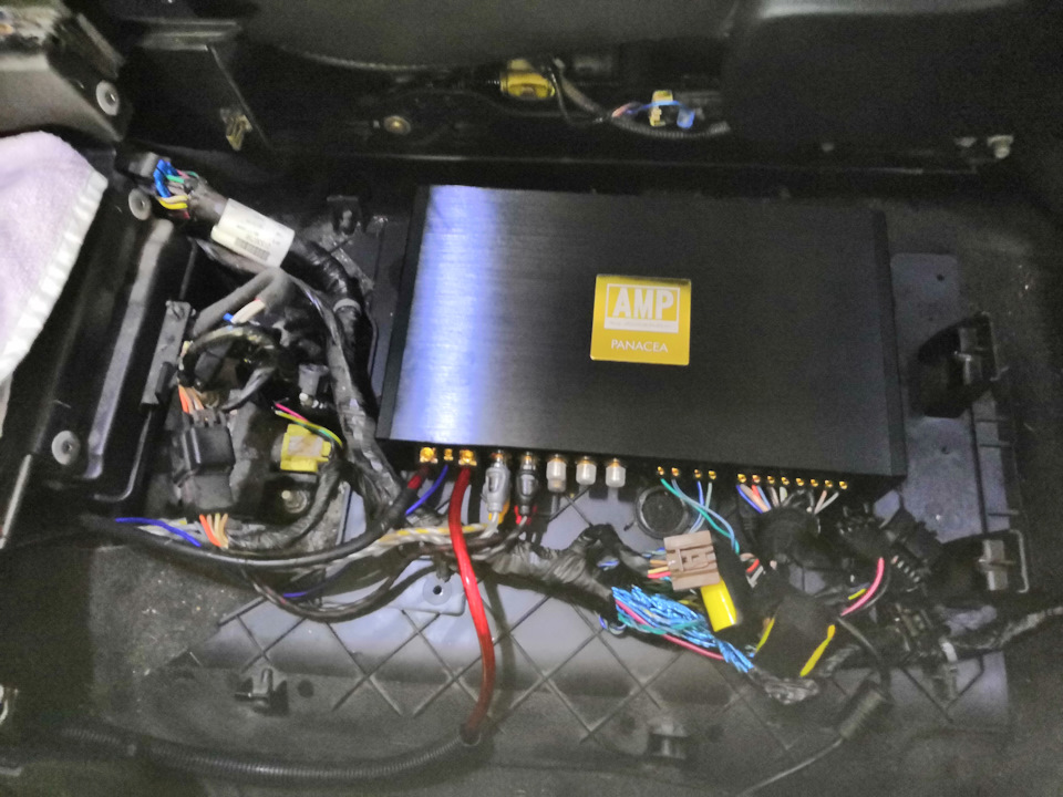 Установка на Cadillac штатного головного устройства и усилителя AMP ...