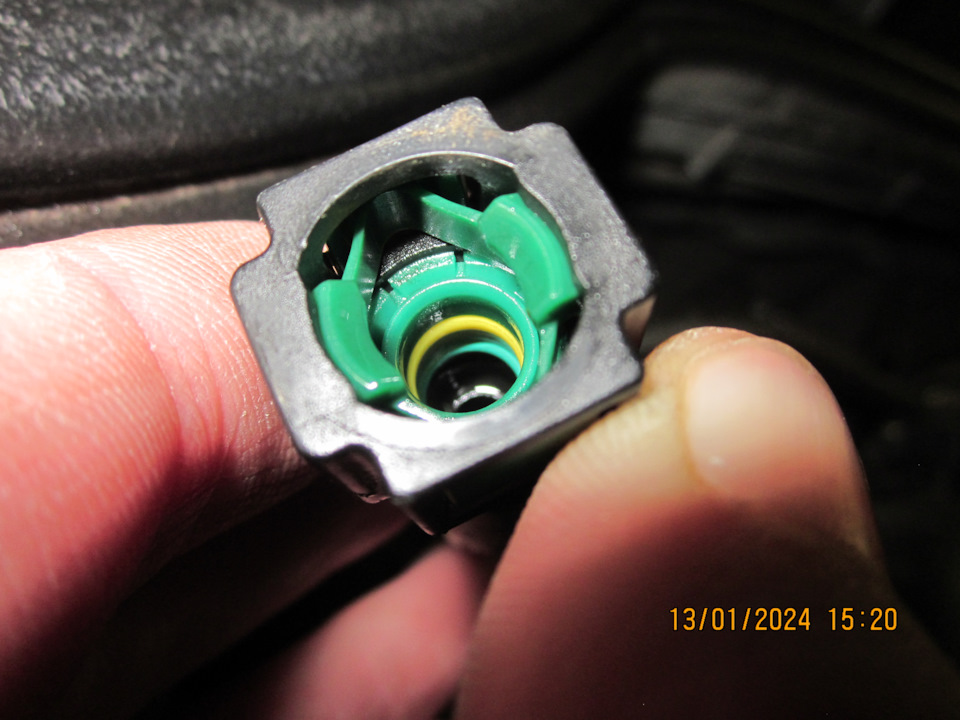 Нутрянка стокового разъёма — Lada Vesta SW (1G). Запчасти на фото: 13012024