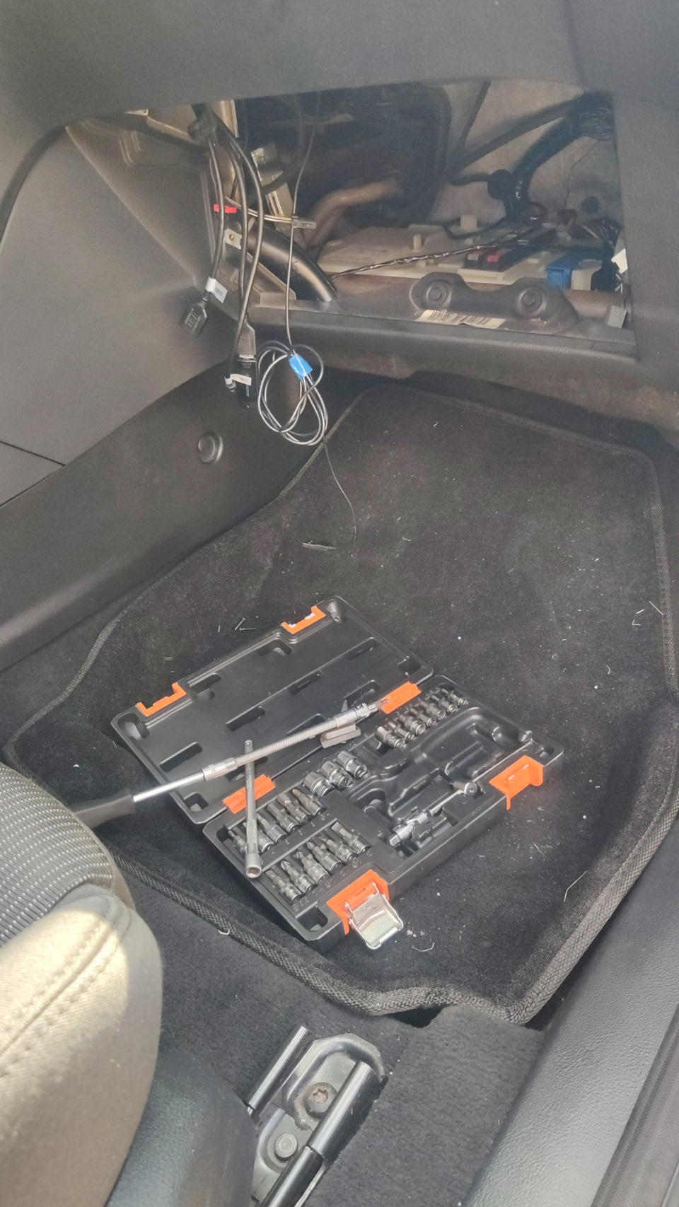 рассказывать о снятие этого удовольствия не буду, есть много подробных записей — Ford Mondeo IV