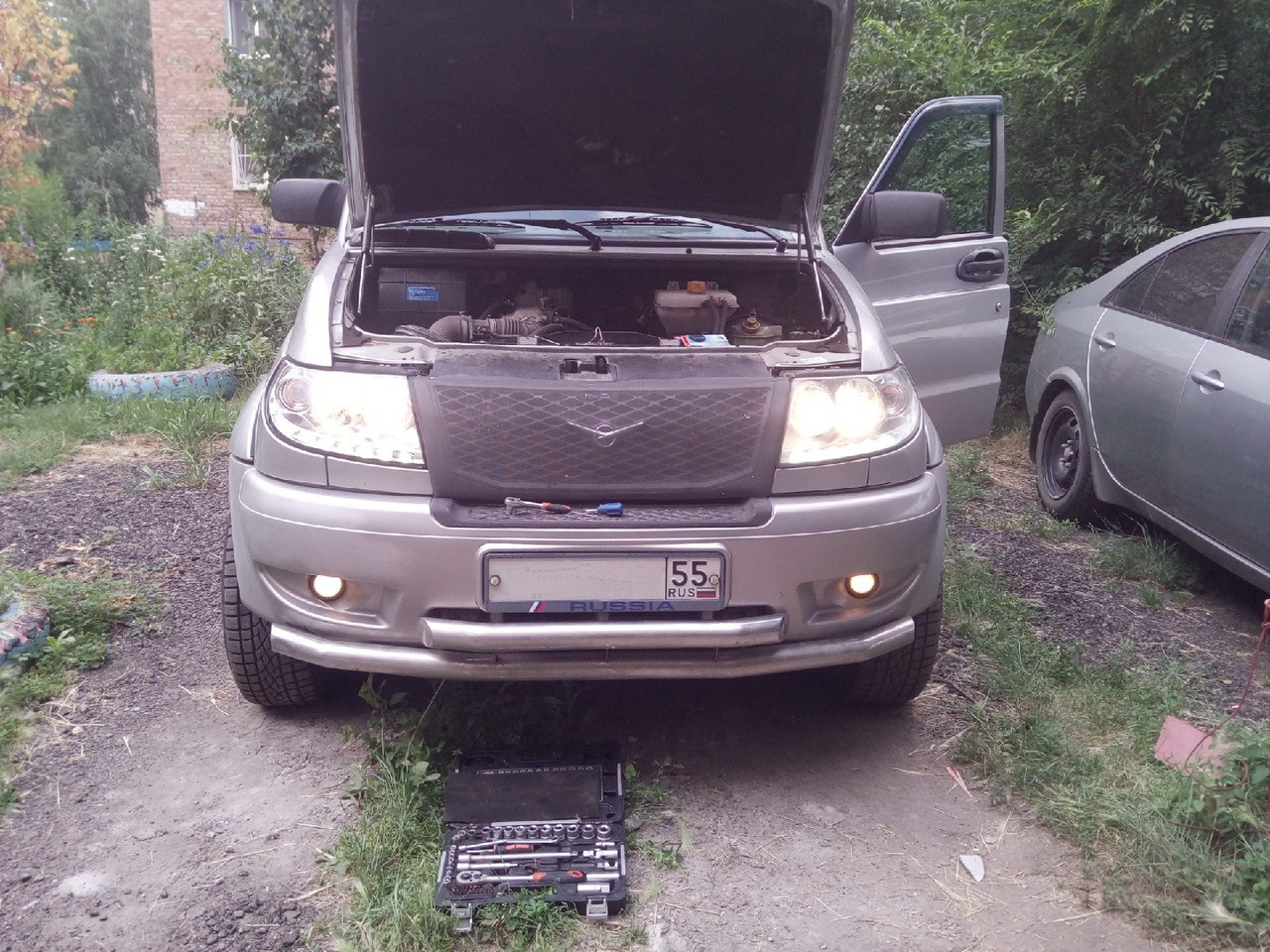 как снять фару на патриоте