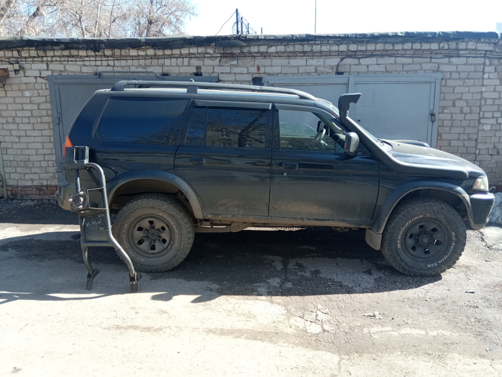 Паджеро спорт 1 стекло. Pajero Sport 1 тонированный. Mitsubishi Pajero Sport 1 охота грязь.