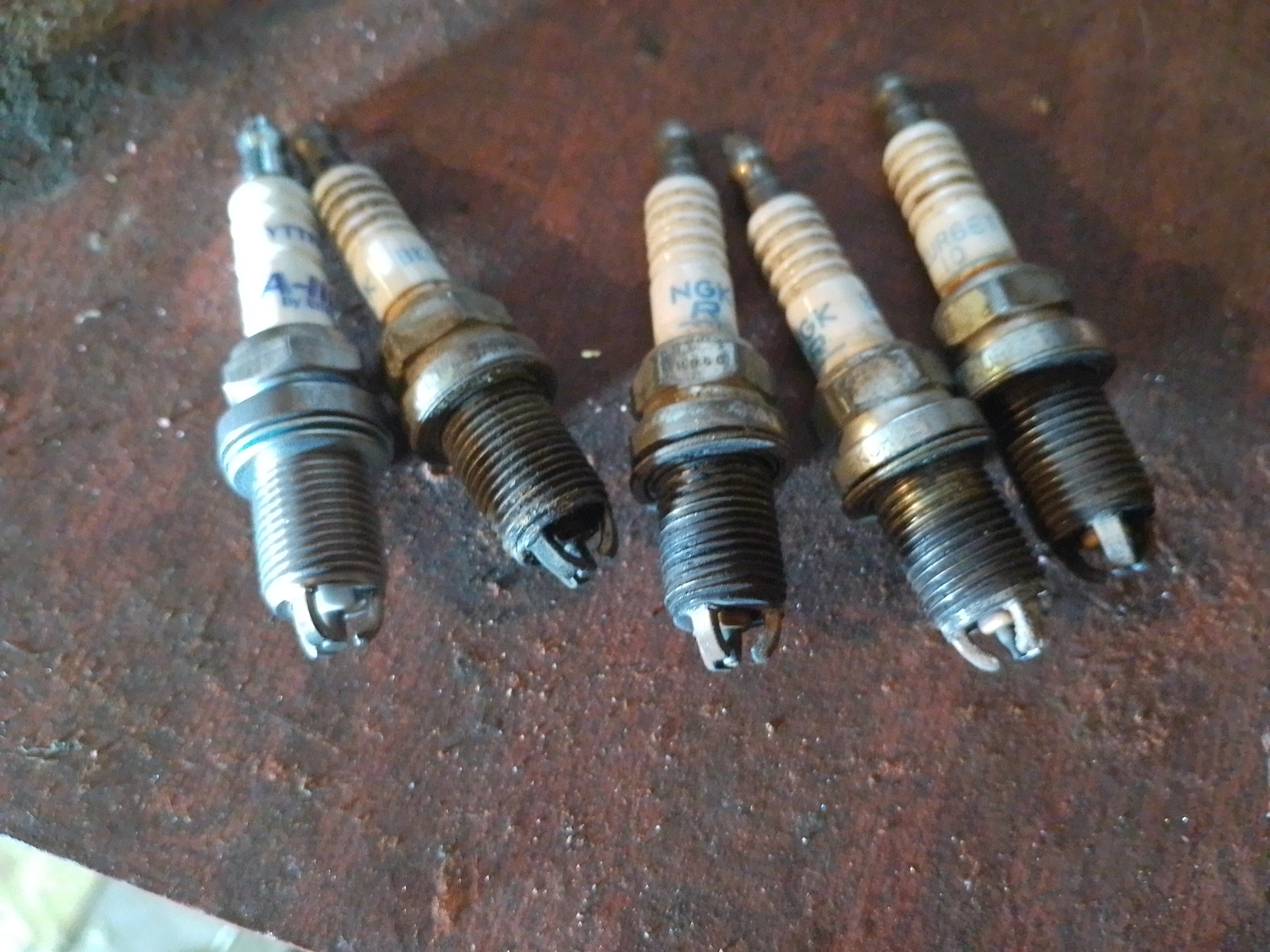 Родные свечи для спарк 1,25. Свеча форсунка глушителя transit 2019. 7. Форсунка grand cherokee 5,2. Свечи форсунки.