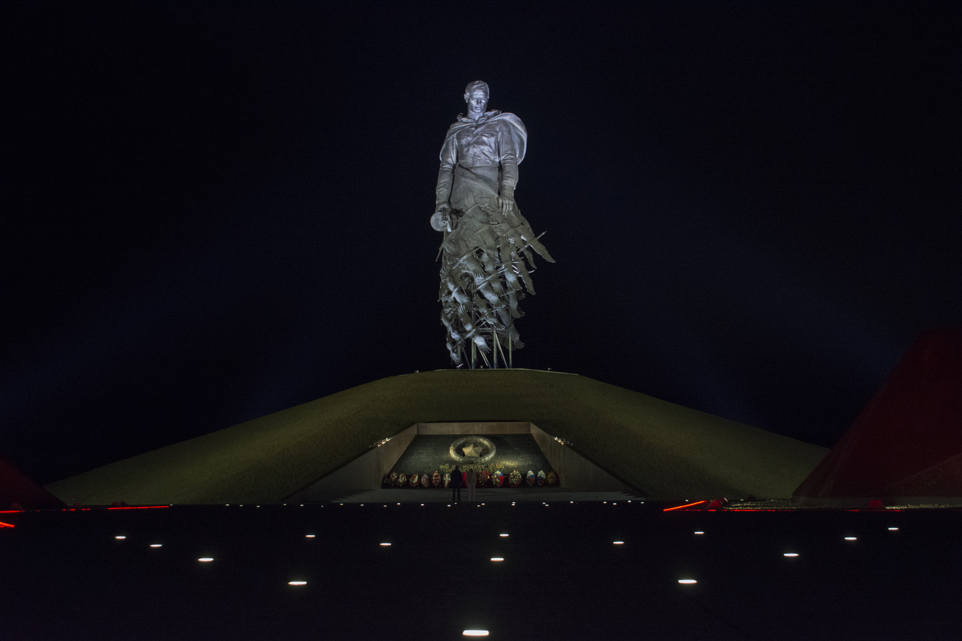 Ржевский памятник советскому солдату фото