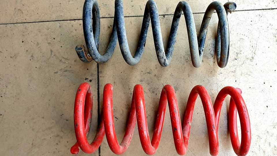 Задняя пружина Battlez толще на миллиметр и выше на виток OBK С4М-00362 — Mitsubishi Pajero (3G). Запчасти на фото: C4M00362