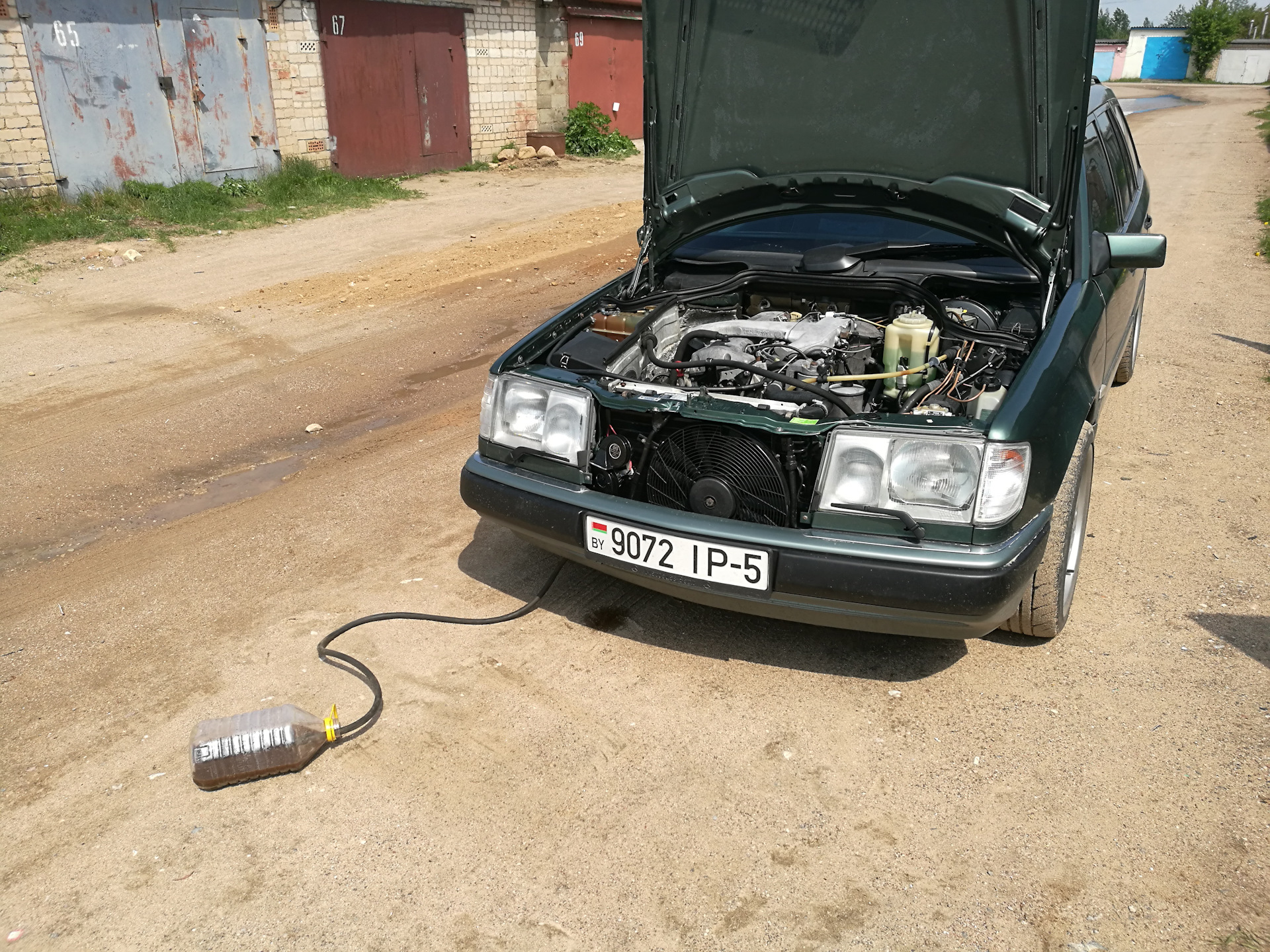 Уровень антифриза w124. Мерседес 124 антифриз. W210 тормозная жидкость. Минимум антифриза 124 мерс. Мерседес 124 антифриз.