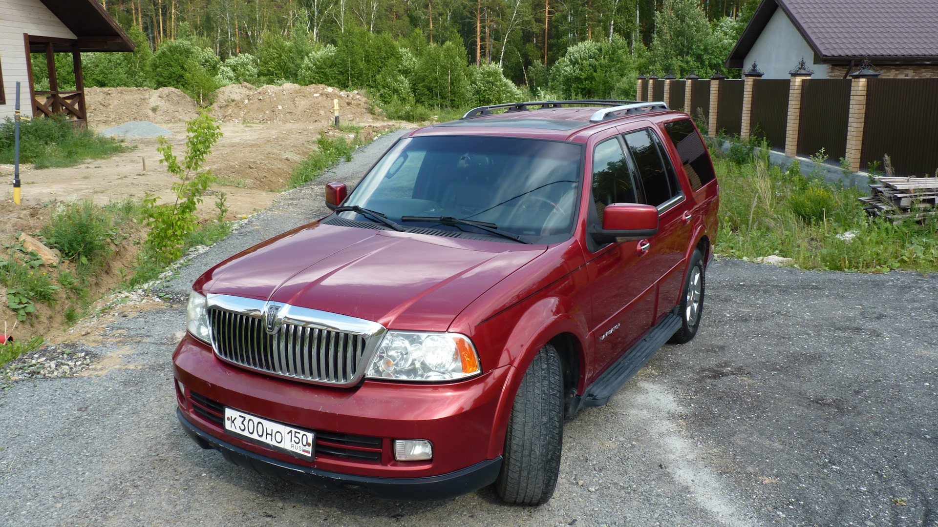 Lincoln Navigator (2G) 5.4 бензиновый 2005 | красный металлик, на DRIVE2