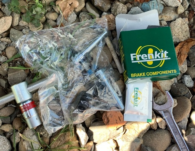 Заменил направляющие суппорта. — Nissan Teana (J32), 3,5 л, 2011 года ...