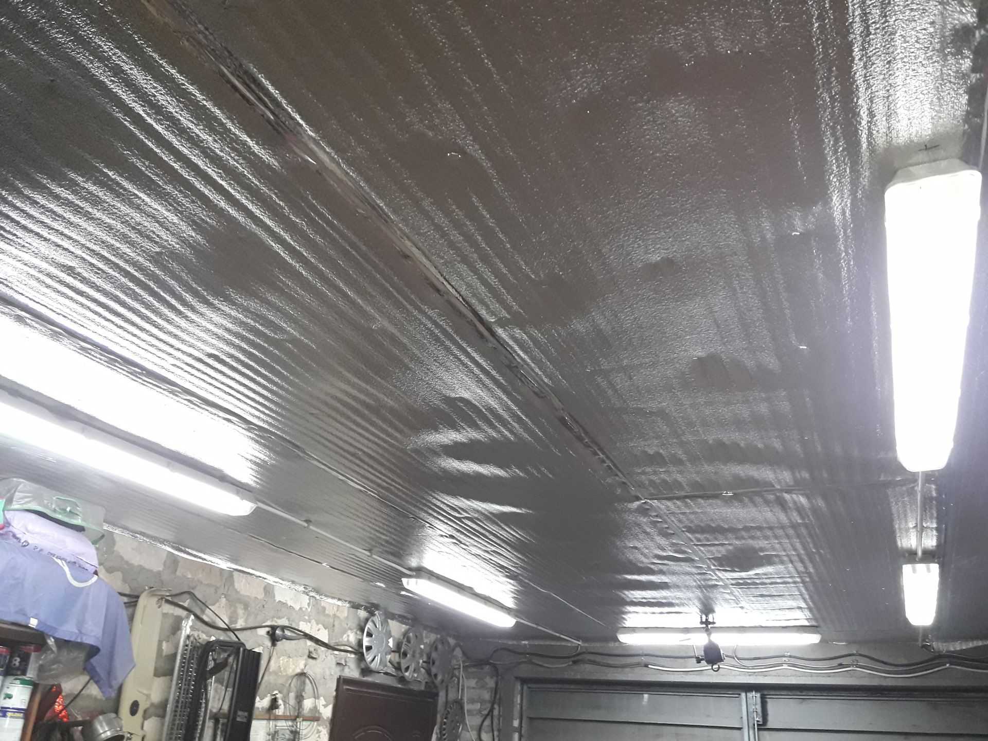 Обшивка потолка гаража фольгированным