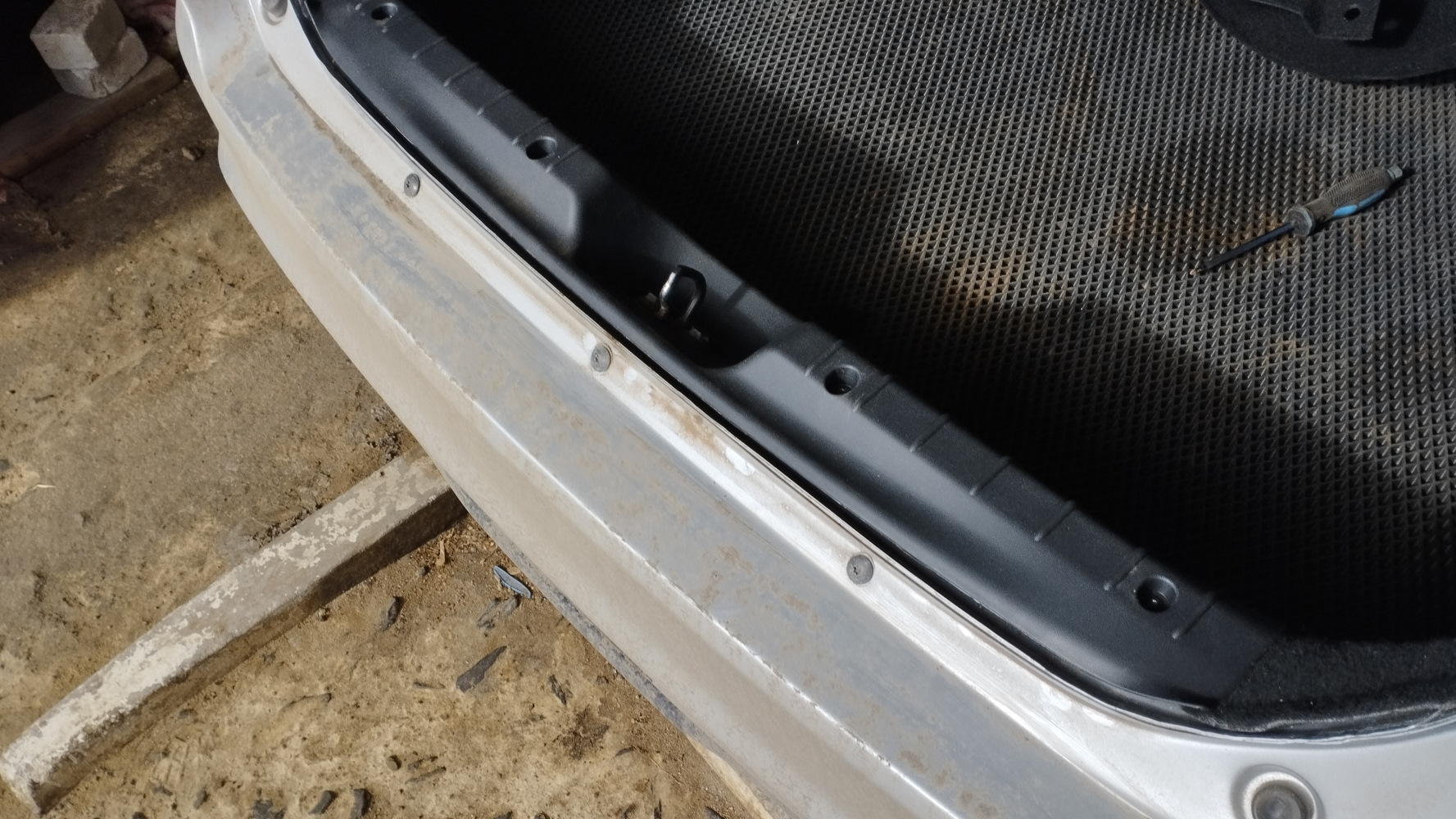 Облицовка поперечины и накладки на пружины багажника — Lada Vesta (1G ...