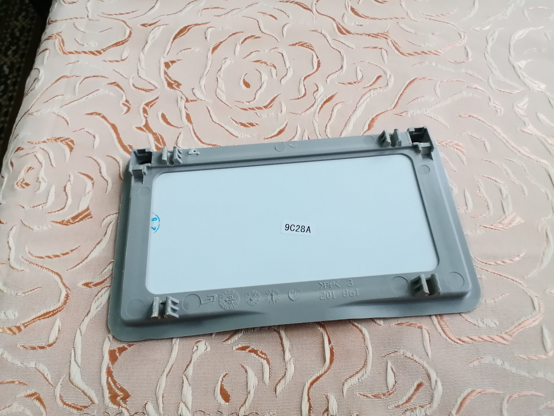 Сломалась у меня как то крышка зеркала в солнцезащитном. — Ford Kuga ...