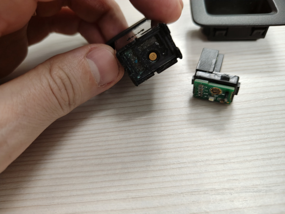 Кнопка центрального замка chevrolet lacetti. Лада priora кнопка открывания багажника. Хендай соната разъём кнопки открытия багажника. Кнопки открывания ворот туарег 2006. Кнопка стеклоподъёмника пассат б7.