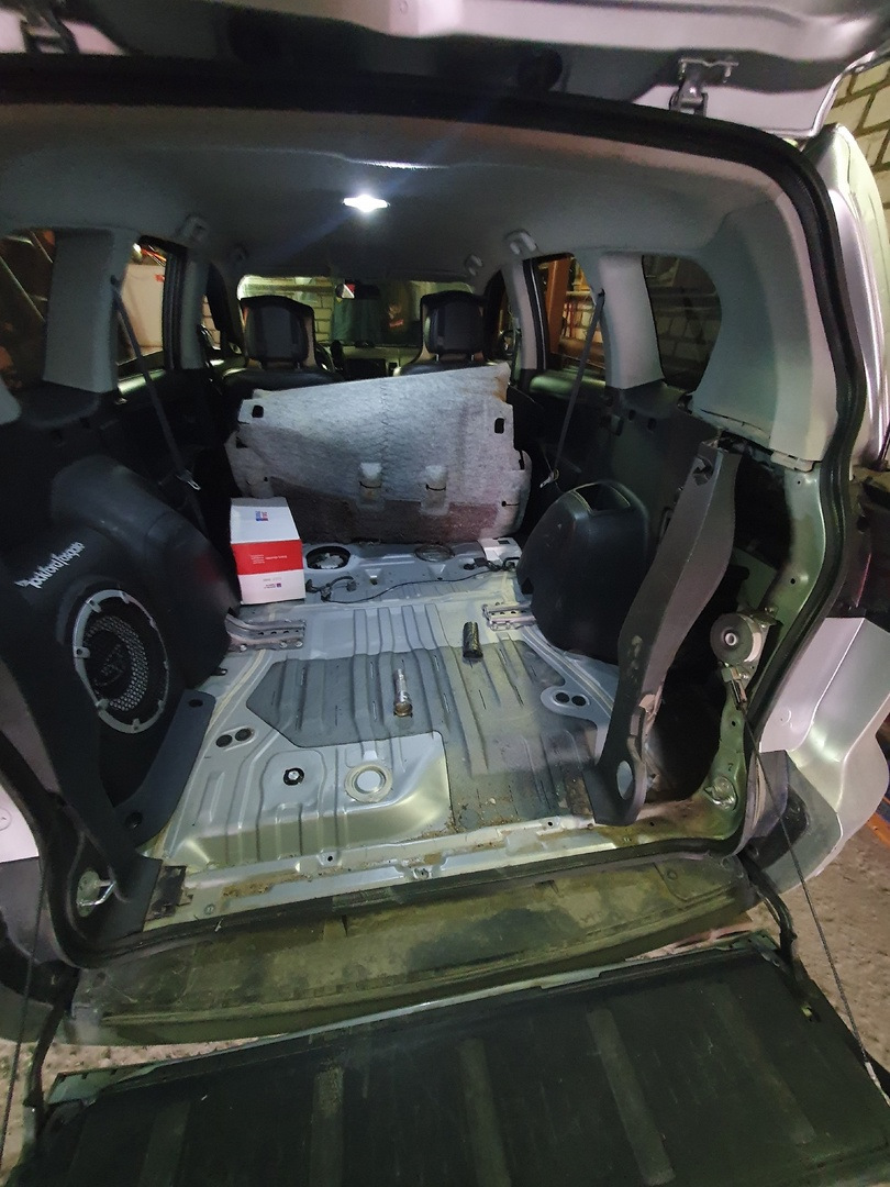 Убираем рыжики в багажнике — Mitsubishi Outlander XL, 2,4 л, 2011 года ...