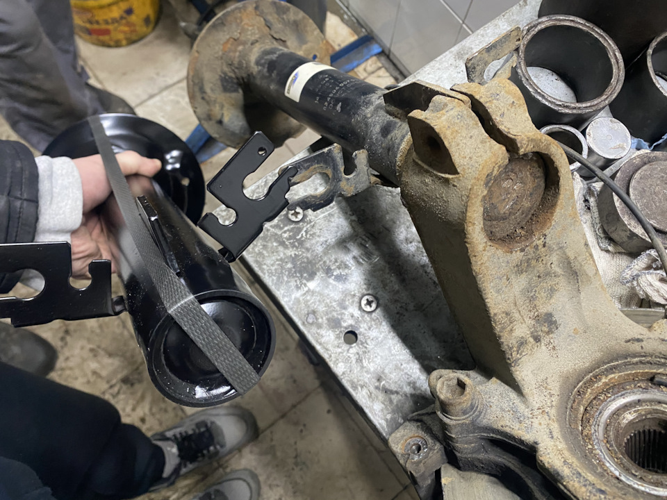 Открутилась передняя стойка с амортизатором на Пежо боксёр 250 ...