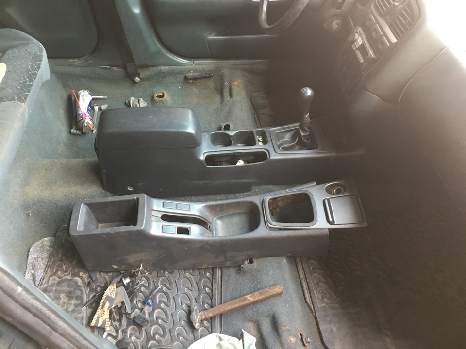 Установка подлокотника с праворульного донора — Nissan Primera (P11), 2 ...