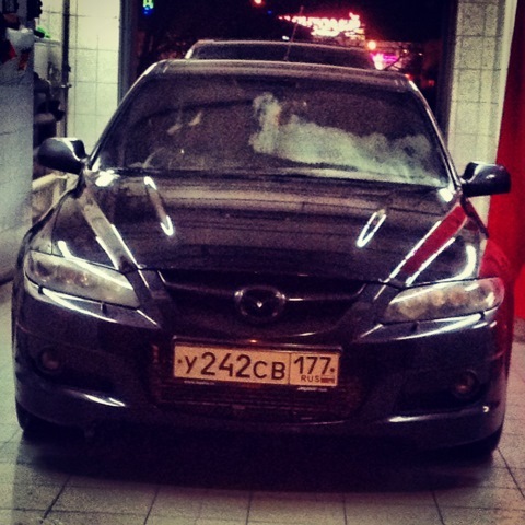 Мазда угон. Разбитая мазда 3 белая. Разбитые машины во дворах. Мазда центр иркутск. Мазда угон.