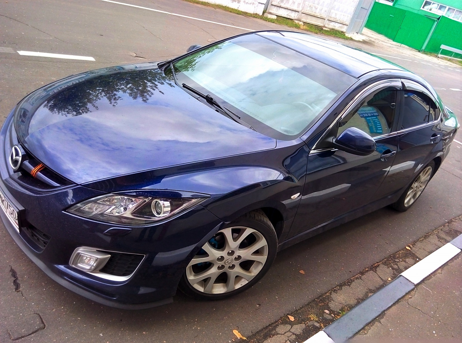 Стекло мазда. Атермальная тонировка Mazda 6 GH. Атермальное стекло лобовое Mazda 6 GH. Мазда 6gg полоса на лобовом.