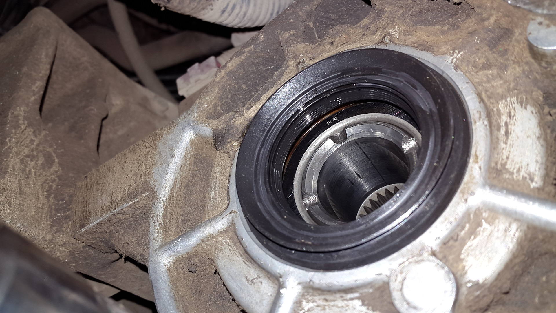 Как установить сальник привода. Сальник правого привода форд мондео 4 2. Как установить сальник привода. Сальник привода шевроле круз 1. Сальник коробки передач volvo s60.