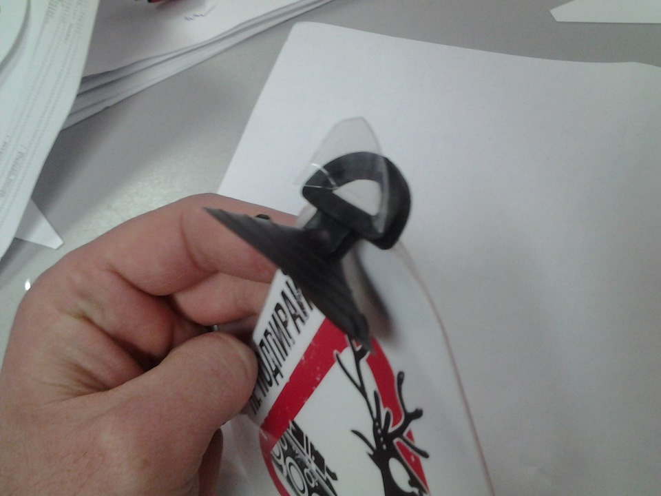 Буква "Ш" на стекло своими руками и клеить не надо. — DRIVE2