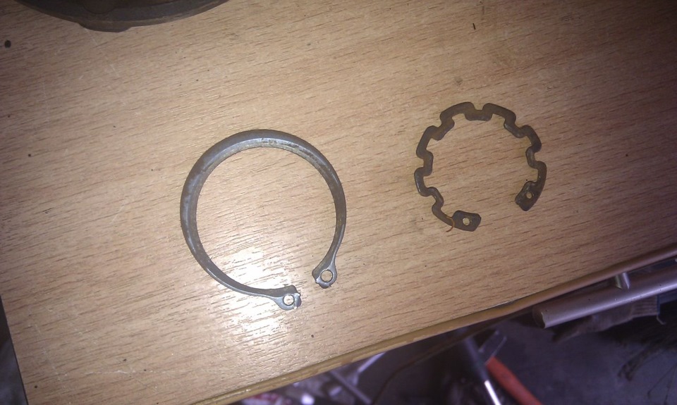 8. Второе стопорное кольцо отличается от первого. — KIA Sorento (1G)