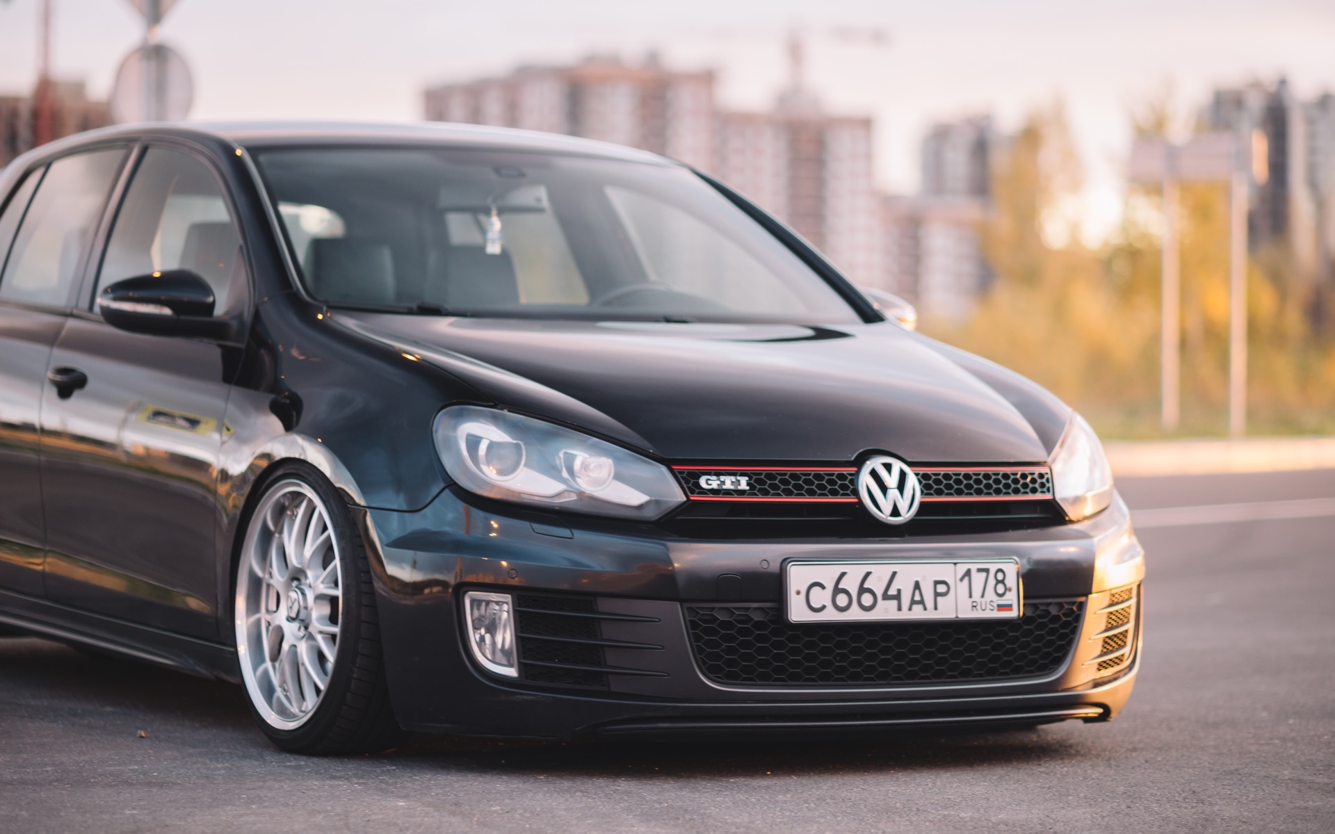 Volkswagen Golf GTI Dark Shine