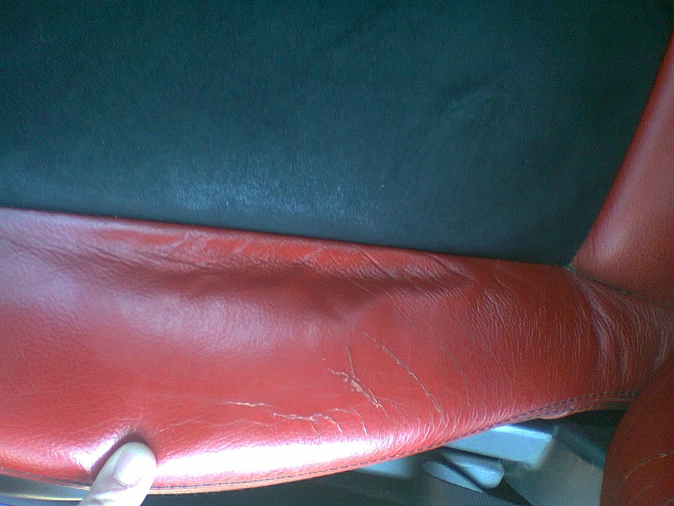 ремонт кожи на сиденьях — Mazda MX-5/Miata (NC), 2 л, 2008 года | визит ...