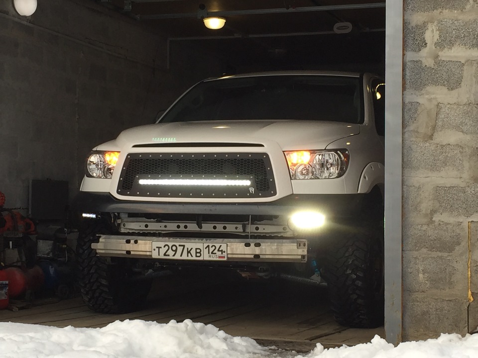 Пока они живут под имеющимся бампером) — Toyota Tundra (II)