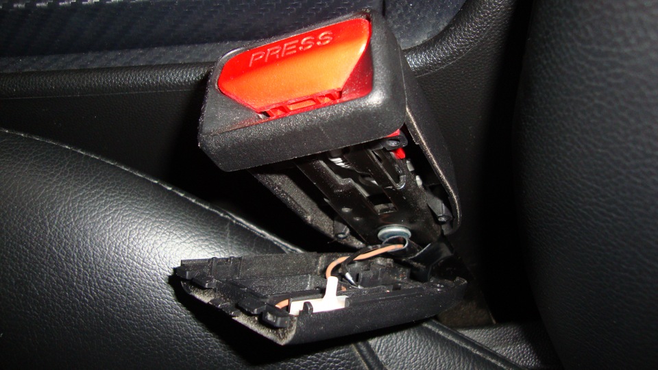 Отключение непристегнутого ремня. Разъем под сиденьем Рено Меган 2. Индикатор непристегнутых ремней Sportage 4. Разъём подушки безопасности Форд фокус 3. Мазда 6 2008 лампочка ремня безопасности.
