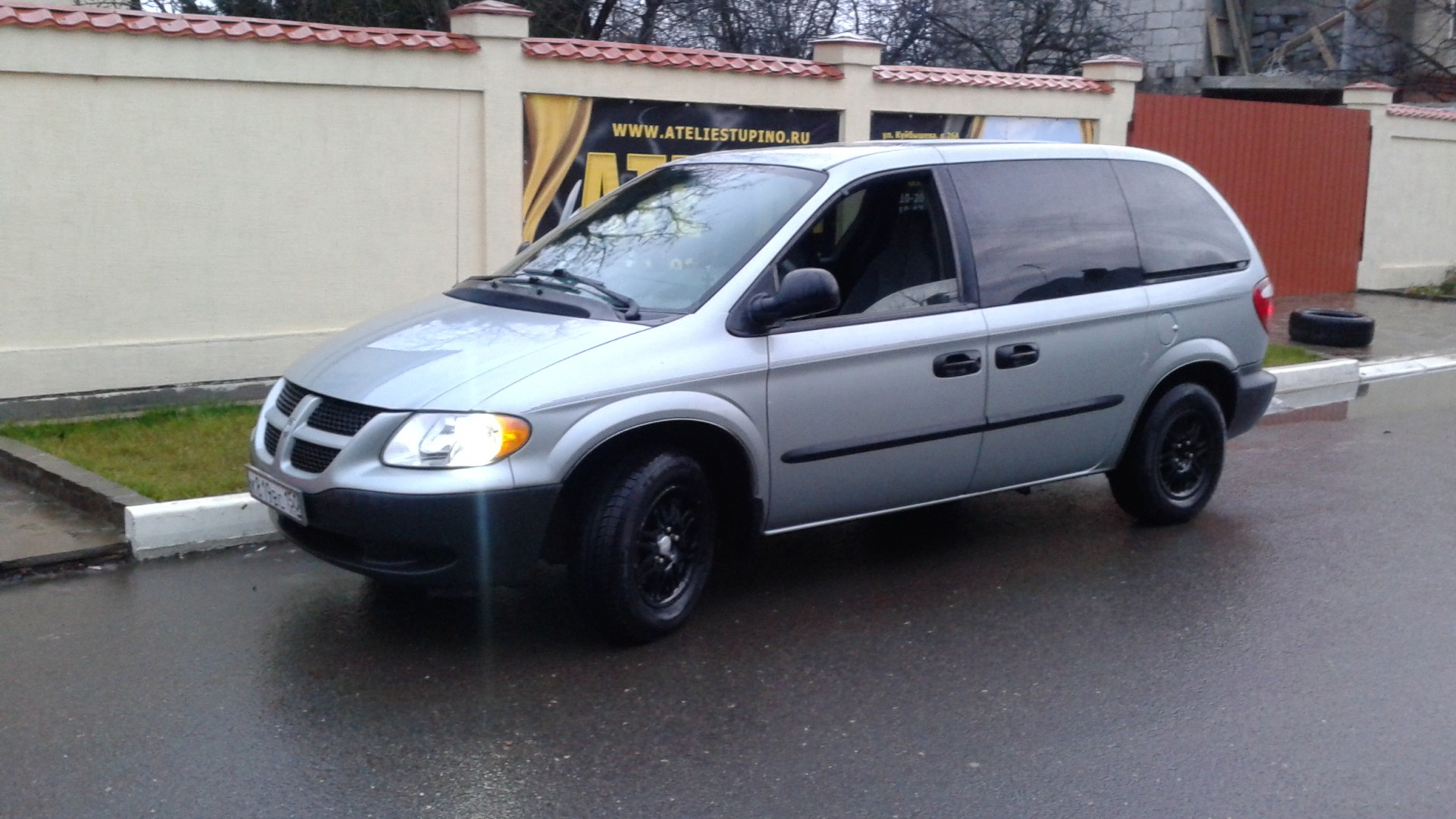 Два каравана. Dodge Caravan 4. Dodge Caravan 2. Dodge Caravan 2.4 i, 2000 год. Фольксваген Караван 2003г.