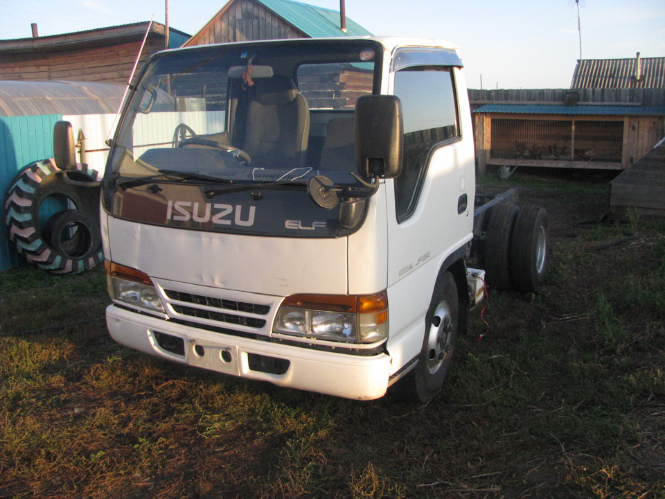 Isuzu elf 4. Исузу Эльф самосвал. Грузовик Исузу Эльф самосвал. Исузу Эльф 1995. Isuzu Elf 1992.