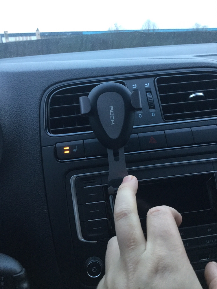 Держатель телефона фольксваген jetta 6. Держатель телефона поло. Держатель телефона поло. Держатели смартфона в поло седан. Подставка для телефона в машину фольксваген поло.