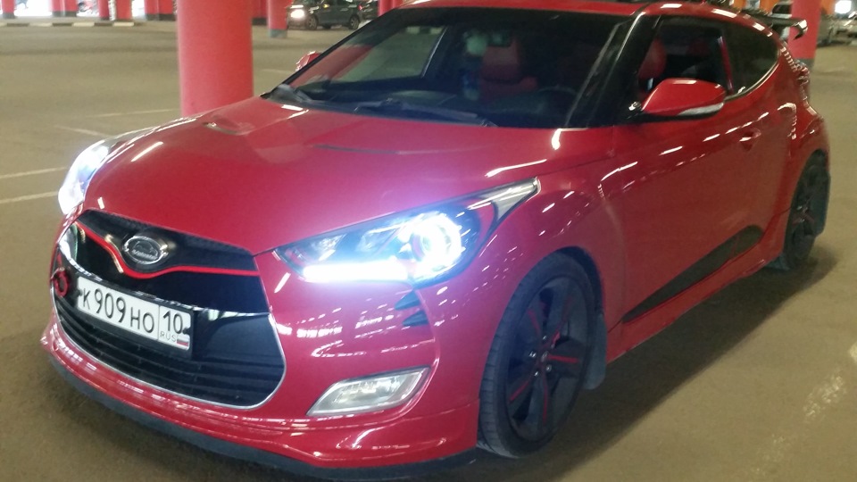Hyundai Veloster краснющий