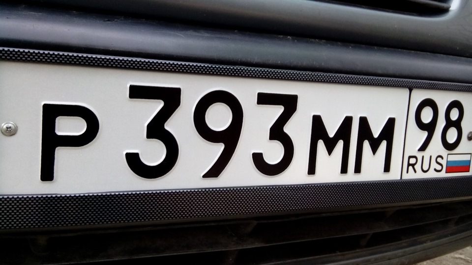 Номерные рамки аля "карбон" — Volkswagen Passat B4, 1,8 л, 1994 года ...