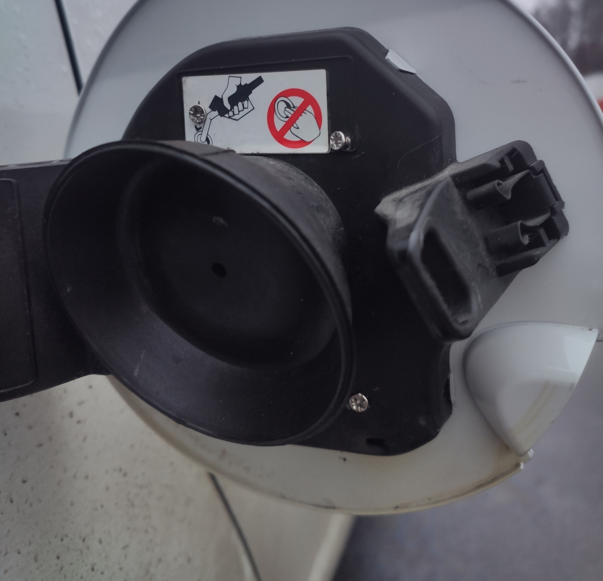 Крышка лючка бензобака — Renault Scenic III, 1,5 л., 2011 года | своими ...