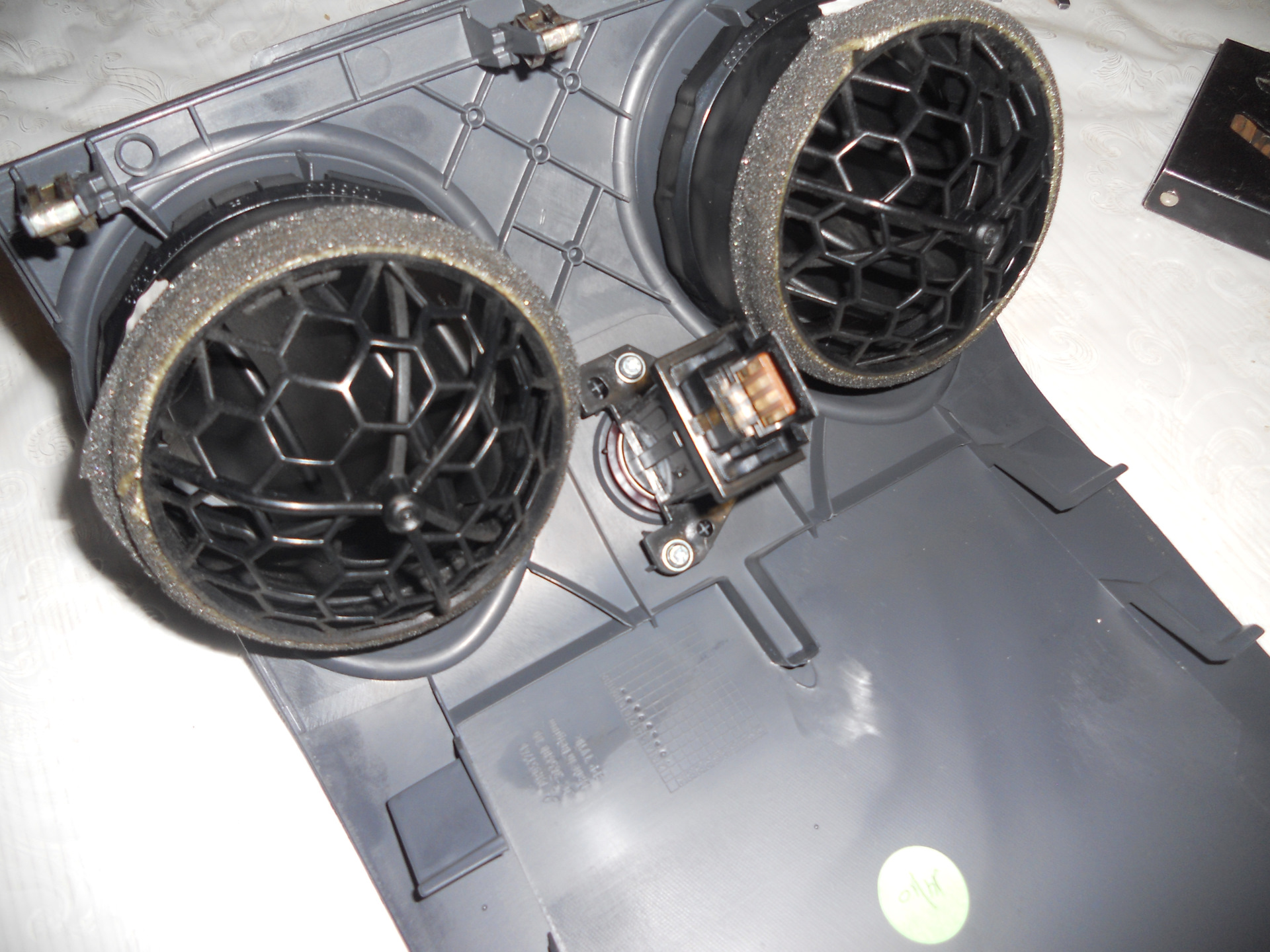 Замена лампочки в кнопке аварийки — Mitsubishi Colt VI, 1,3 л, 2004 ...