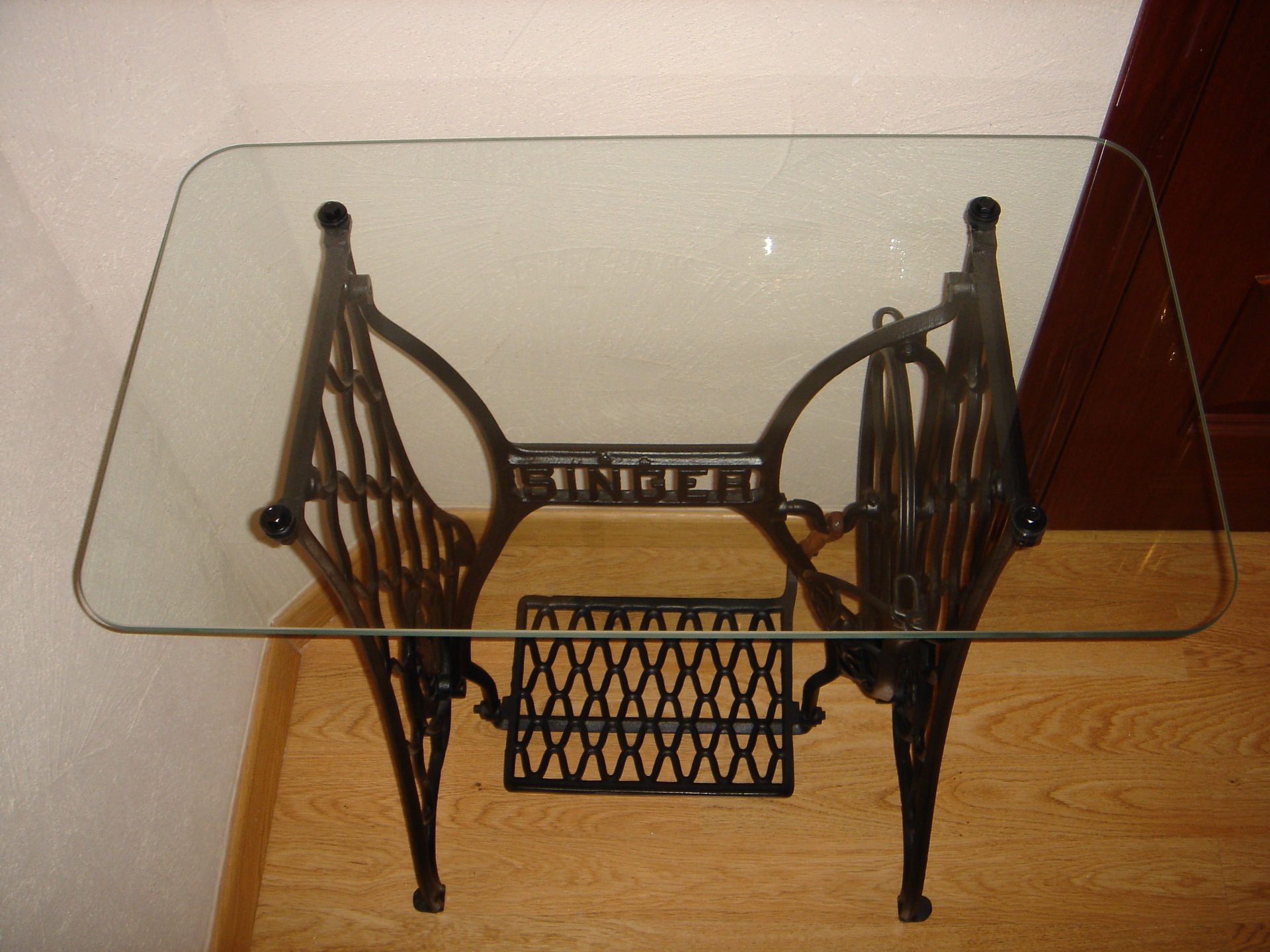 столик из старой швейной машинки