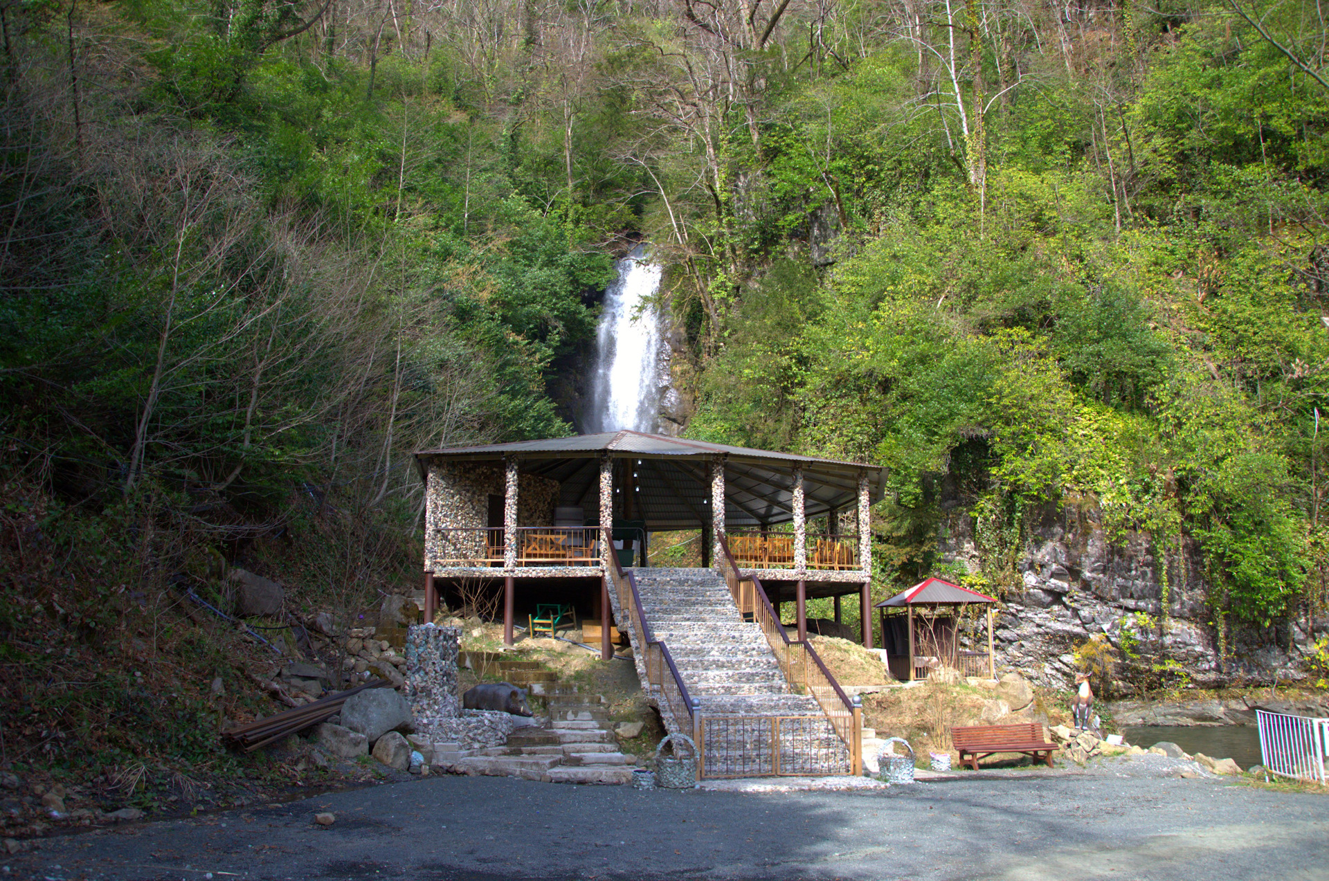 Радоновые источники ткварчал абхазия. Радоновые ванны абхазия акармара. Радоновые ванны в абхазии. Радоновый источник абхазия акармара. Радоновые ванны абхазия акармара.