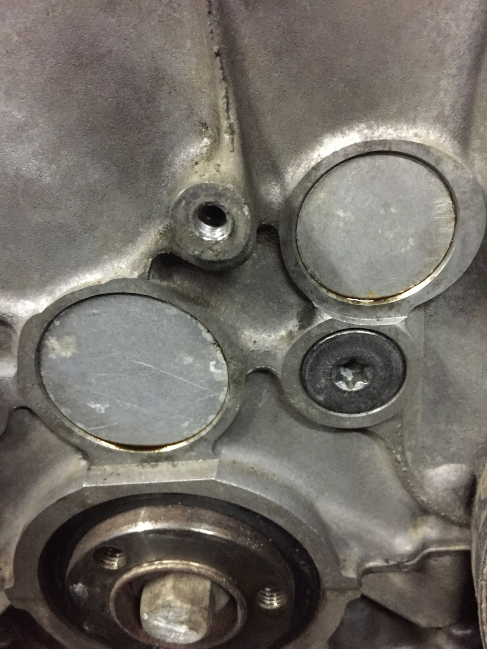 После того как я всё замыл и ждал заказанные запчасти, машина стояла три дня и следы подтёков масла проявились, подтвердив правильное направление наших действий. — BMW 1 series (F20)