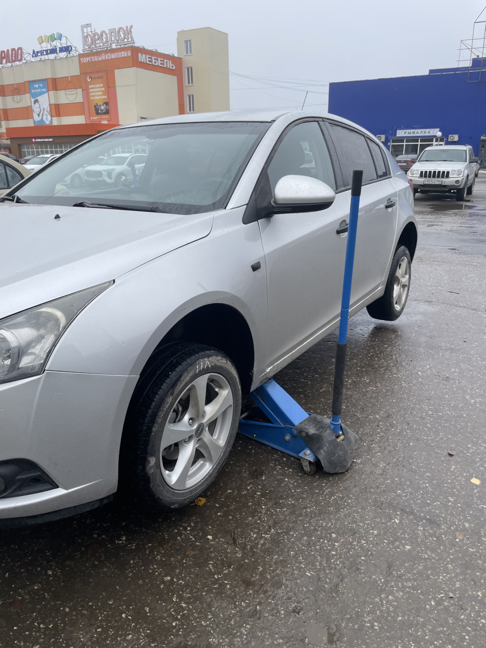 Хомяк на шиномонтаже — Chevrolet Cruze Hatchback