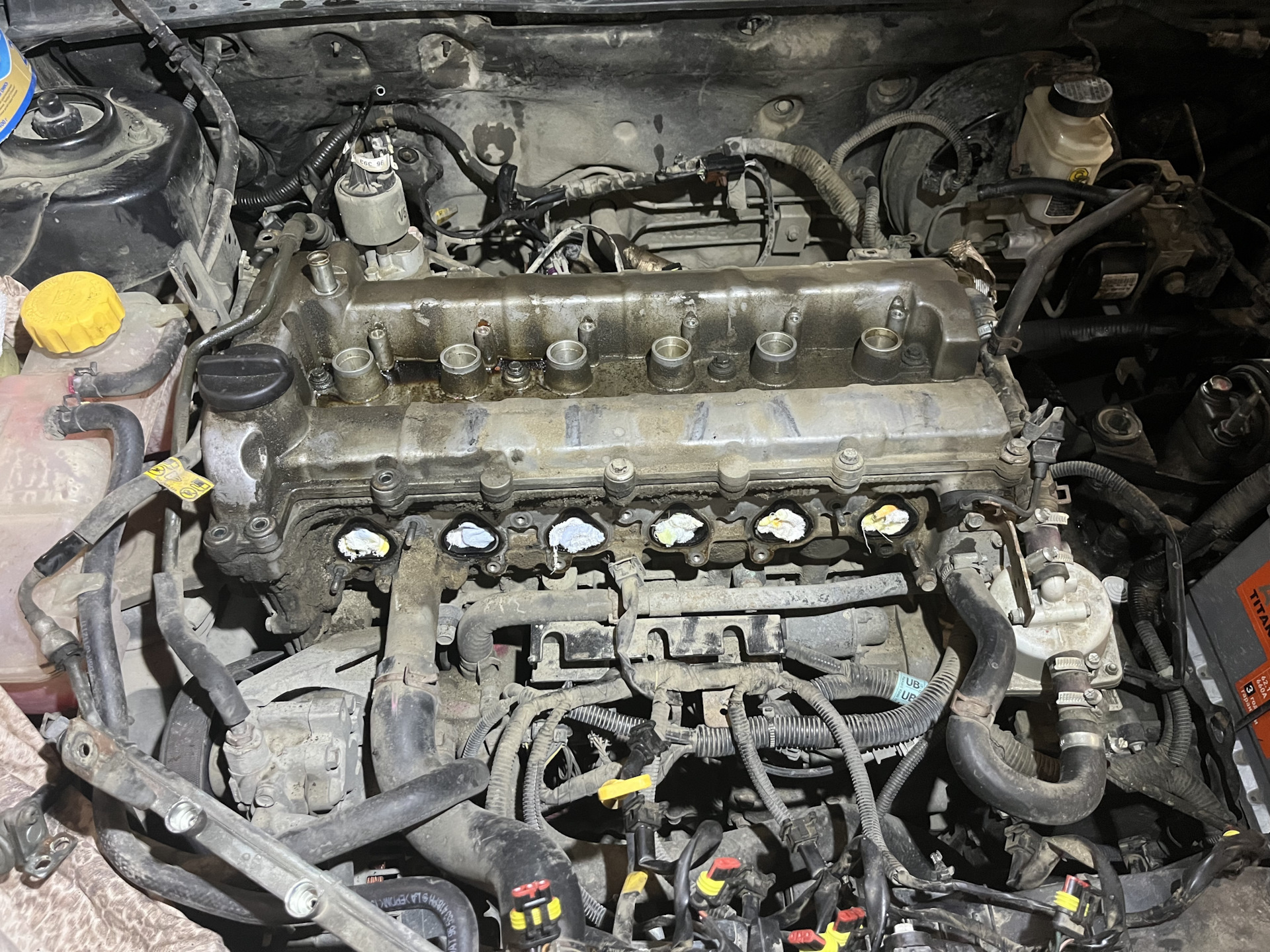 Chevrolet epica 2. Замена прокладки эпика. Замена прокладки эпика. 5 клапанная крышка. Замена прокладки клапанной крышки шевроле эпика 2.