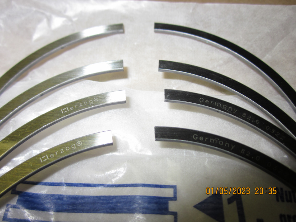 Поршневые кольца HERZOG, верхние (тонкие) компрессионные кольца, фото со вспышкой — Lada Vesta SW (1G)