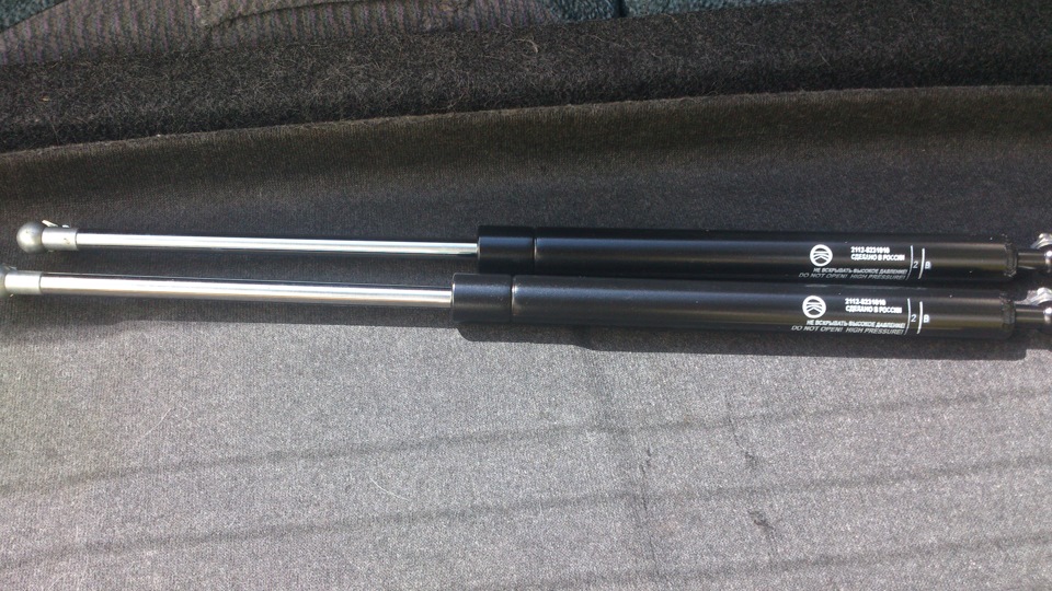 Упор багажника 1118. Газовый упор багажника ваз 2108. Упор багажника лада калина универсал 2013 56 см артикул. Упор задней двери калина. Газовые упоры багажника ваз калина универсал.