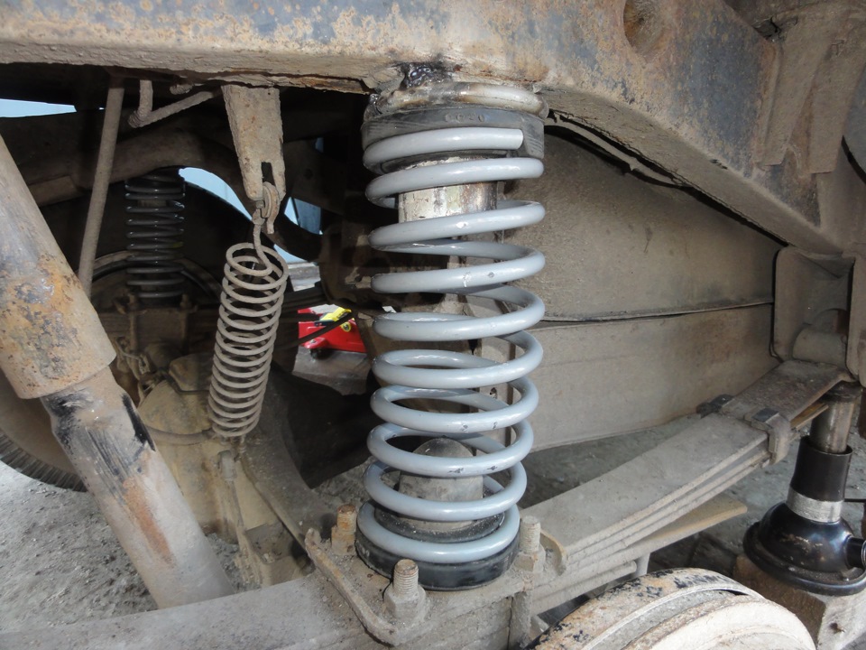 Пружины колодок ваз-1111. Пружины на портер 1. Пружина ручного тормоза портер 1. Пружина ваз-1111 колодок задних стяжная верхняя правая. Синяя пружина.