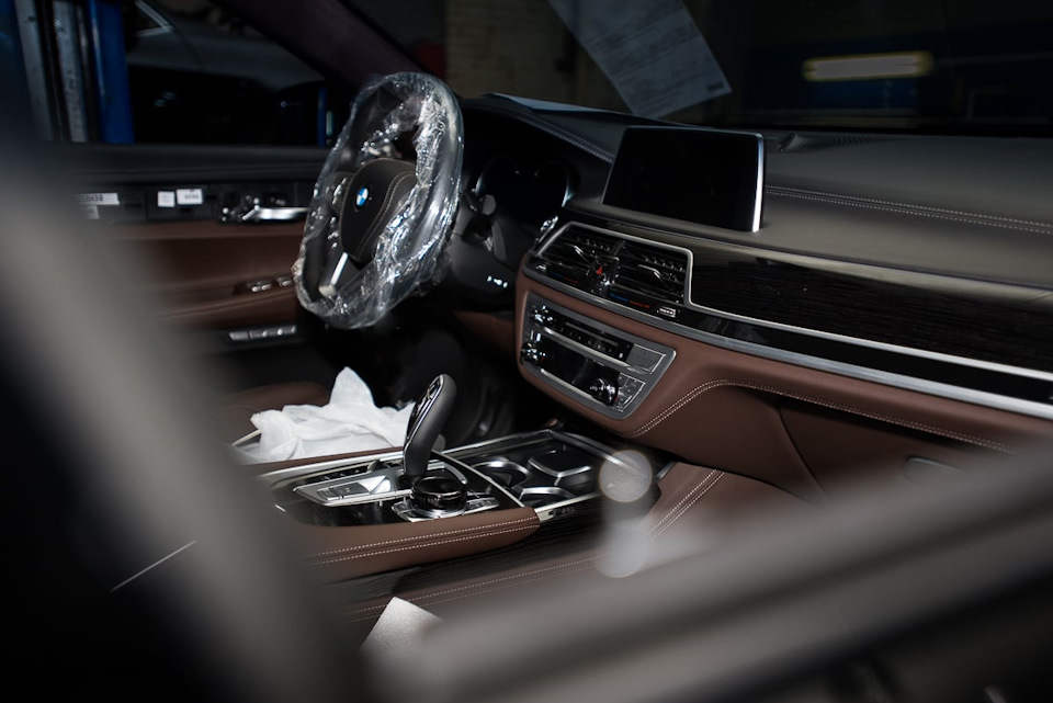Антихром, тонировка и ставим TV-тюнер в BMW 7 серии G12 — BMW Запад на ...