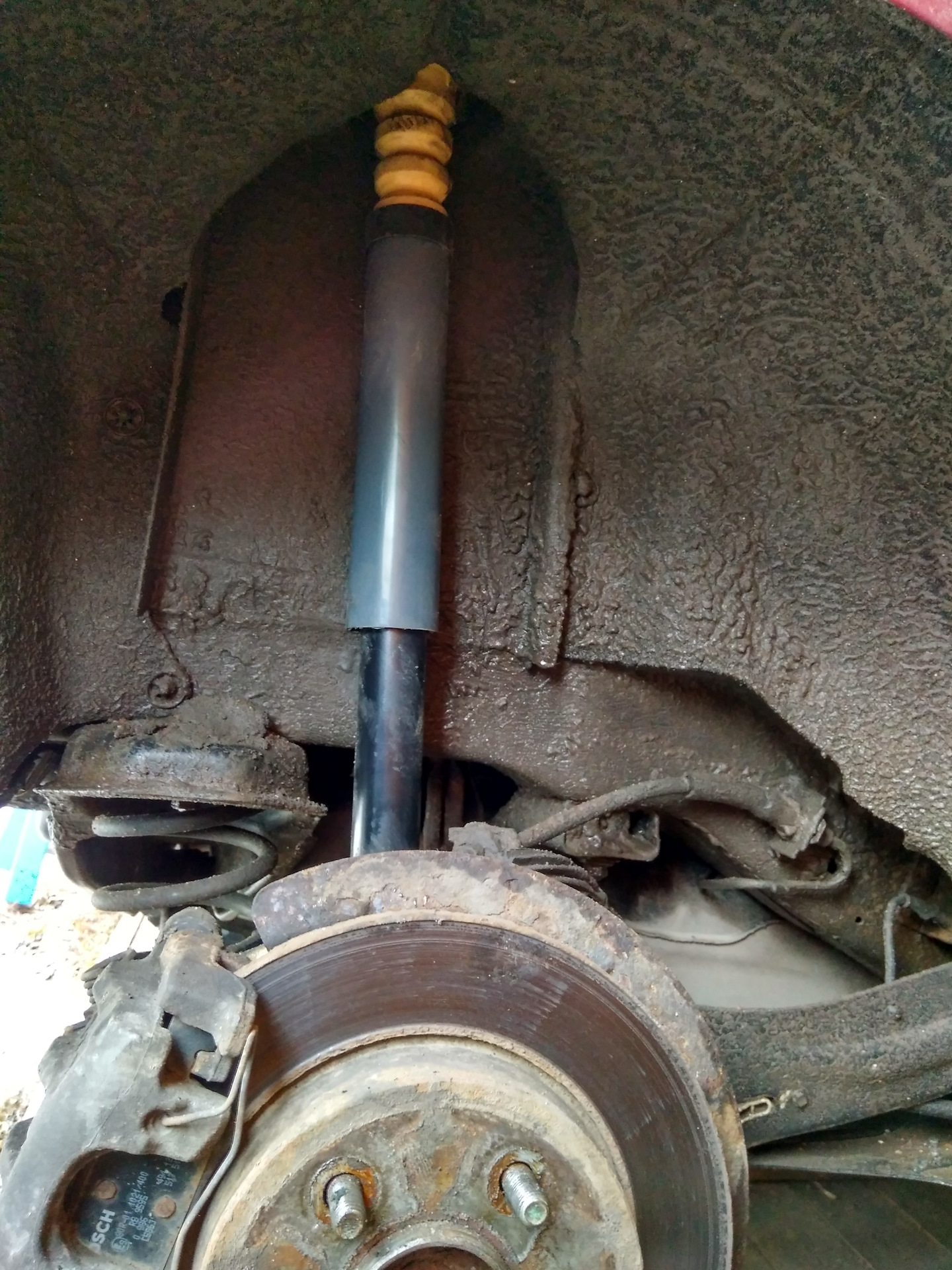 Крепление задней стойки ford fusion. Замена задних стоек форд. Задние стойки форд фокус 2 хэтчбек. Крепление амортизатора форд фокус 2. Задняя стойка форд фокус 3.