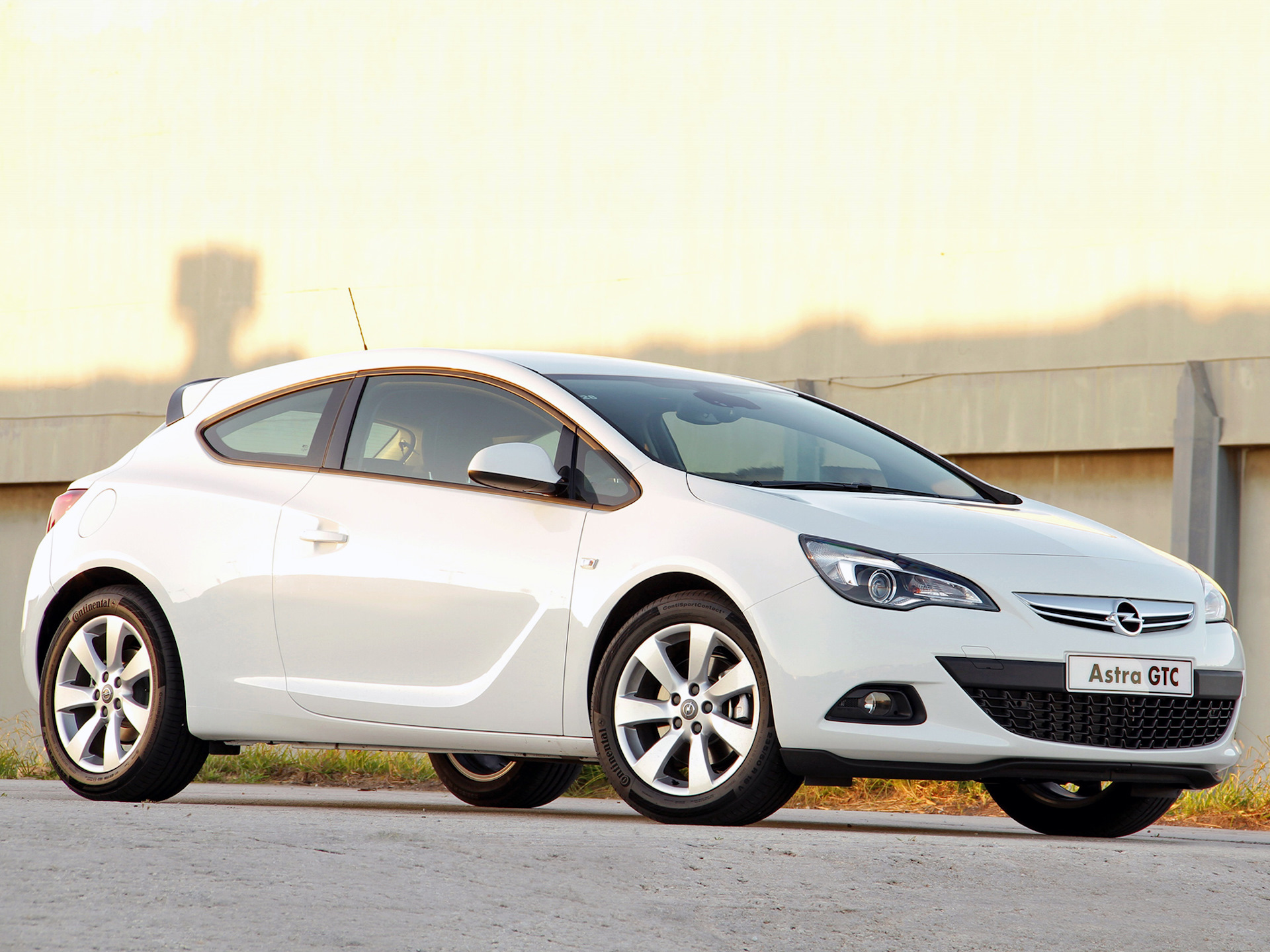 Opel astra gtc j фото