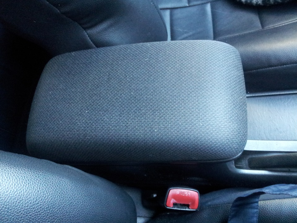 перетянутый подлокотник. перетяжка подлокотника прадо 120. подлокотник alfa romeo 159 кожа. перетяжка подлокотника volkswagen tiguan. подлокотник ауди q7 дизель.