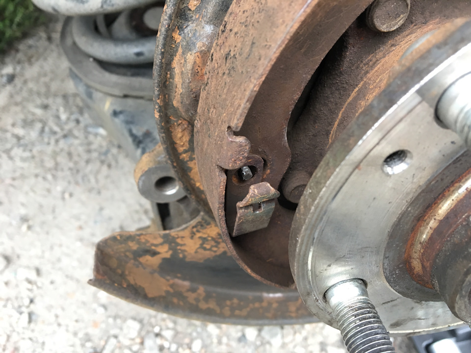 а вот эта хрень мне дала прикурить! немного раздвинутыми пасатижами нужно нажать от себя, в сторону ступицы на скобу, тут же схватить торчащий штырь-гвоздь, имеющий форму стрелы и провернуть его пасатижами, чтобы штырь-стрела пролезла через отверстие скобы! — KIA Sorento (2G)